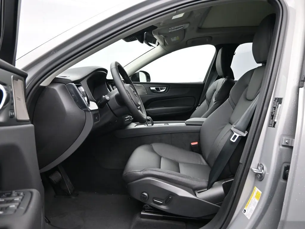 2025 Volvo - image 22