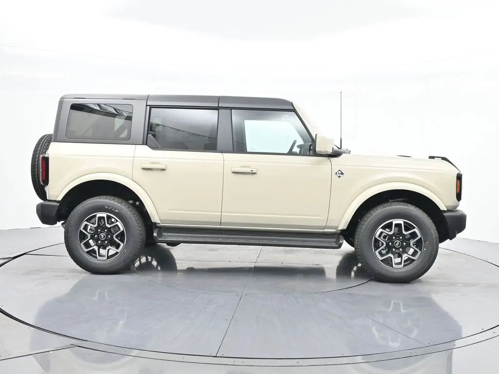 2025 Ford Bronco Outer Banks photo 4