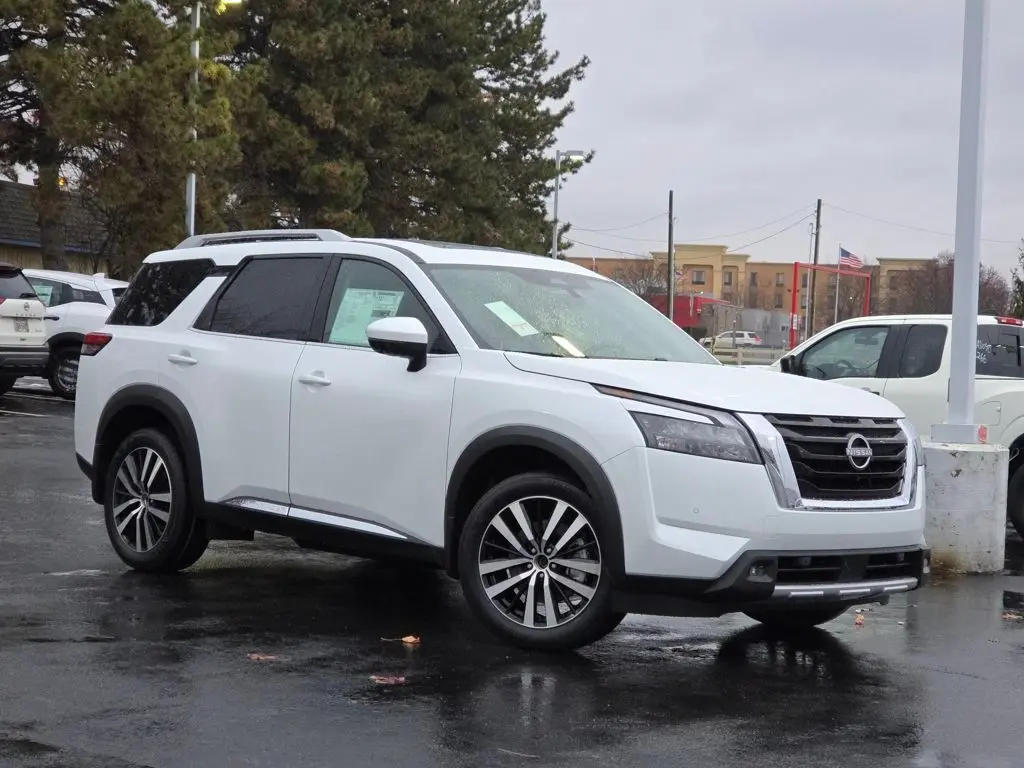 2025 Nissan Pathfinder Platinum's photo