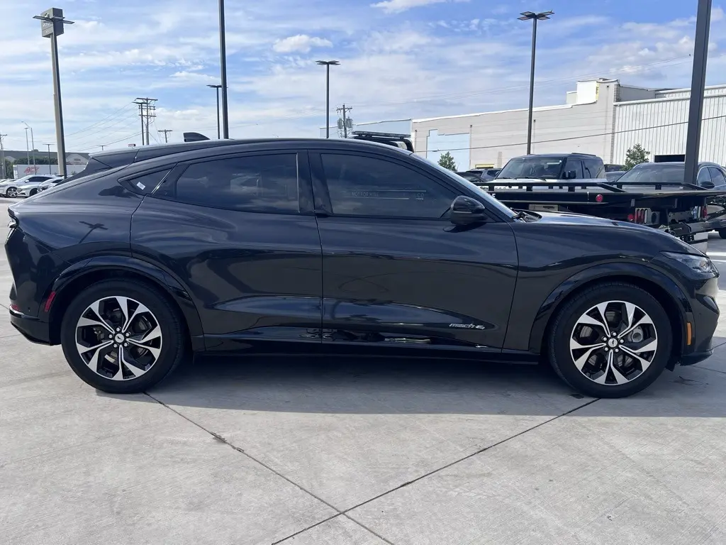 2021 Ford Mustang Mach-E Premium photo 4