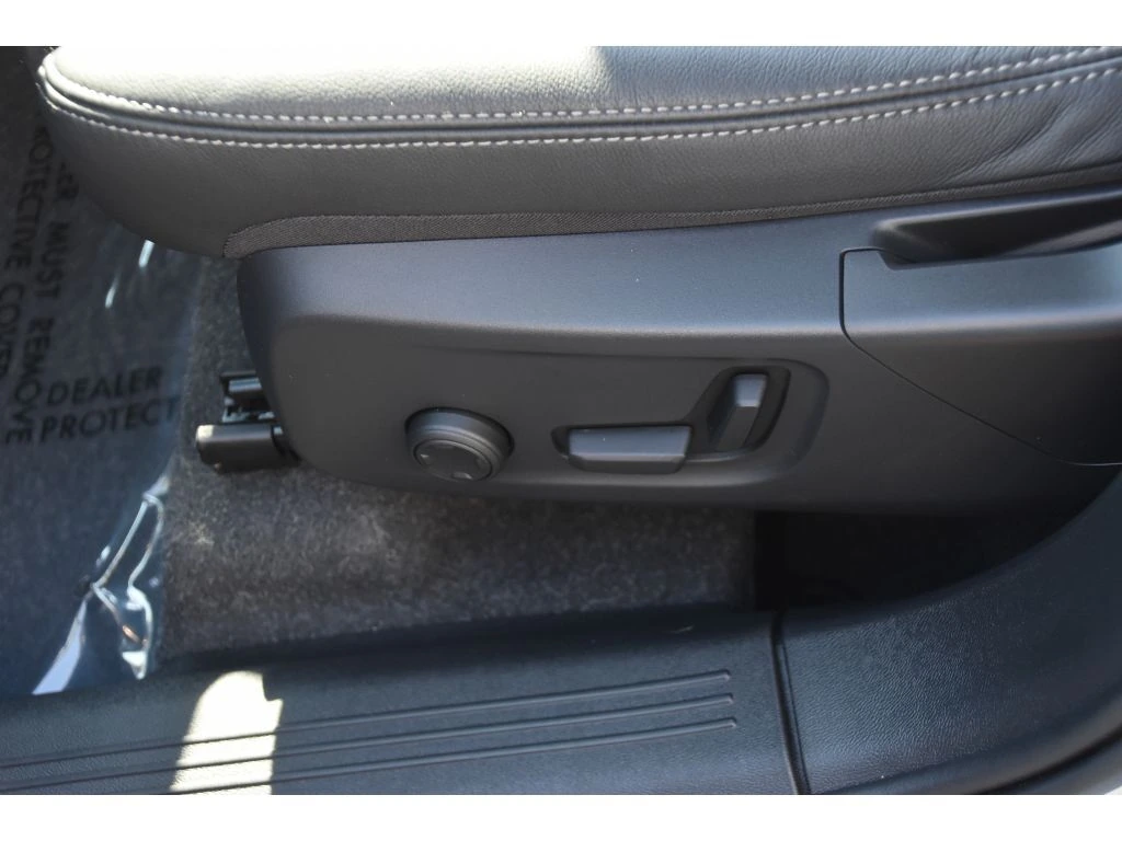 2025 Volvo - image 33