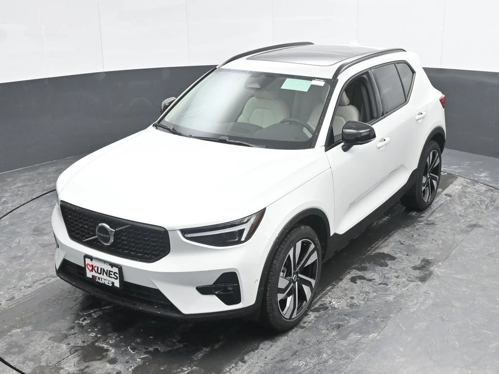 2026 Volvo - image 33
