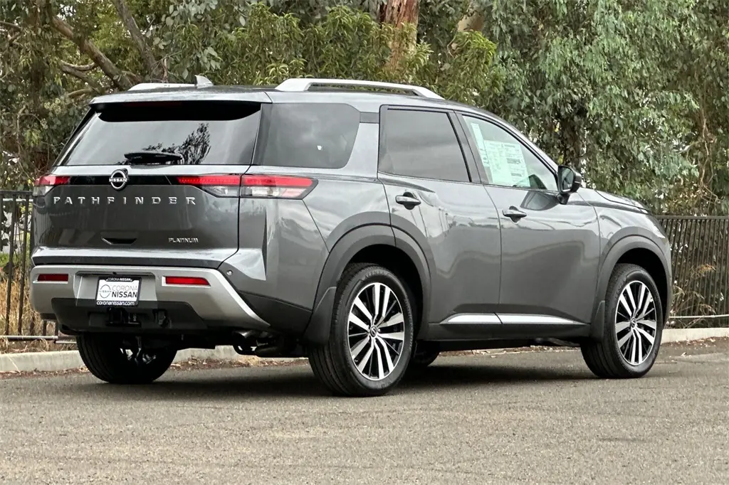 2025 Nissan Pathfinder Platinum photo 4