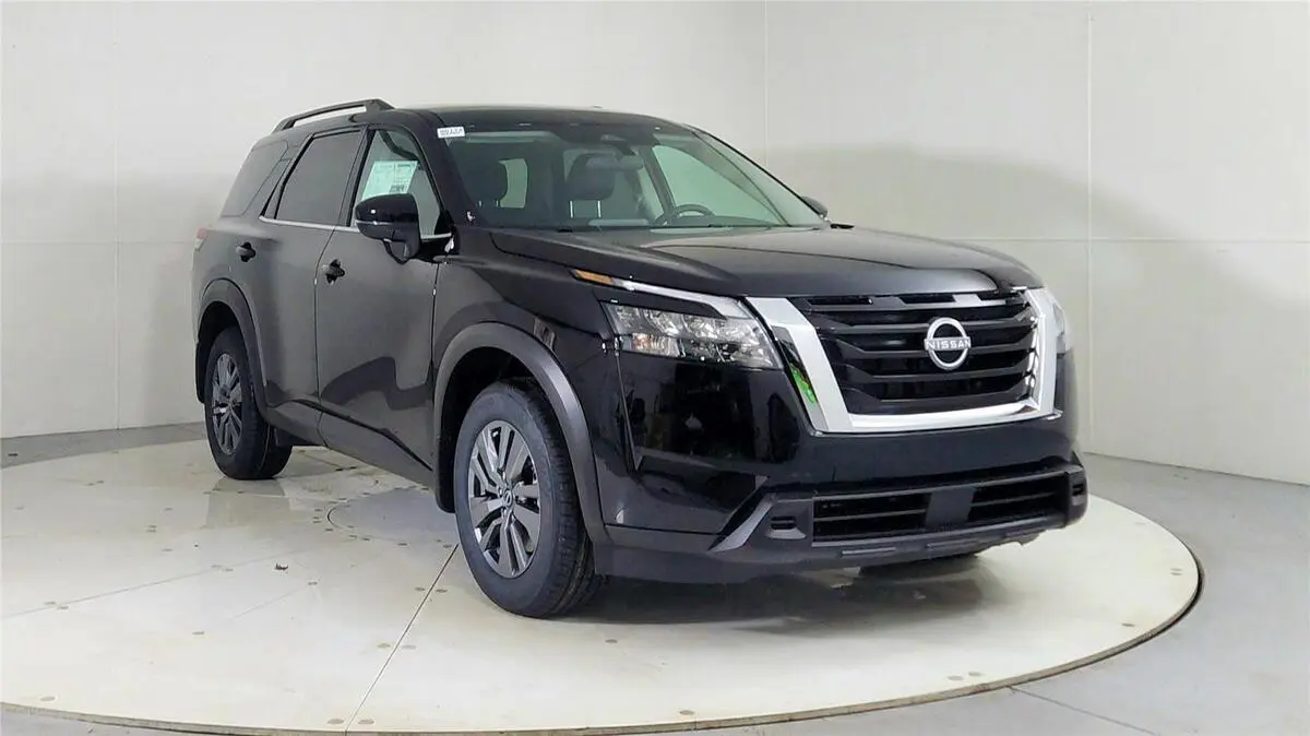 2025 Nissan Pathfinder SV's photo