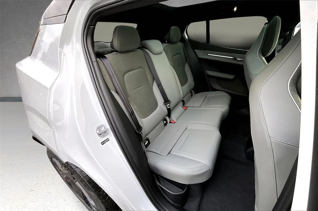 2026 Volvo - image 10