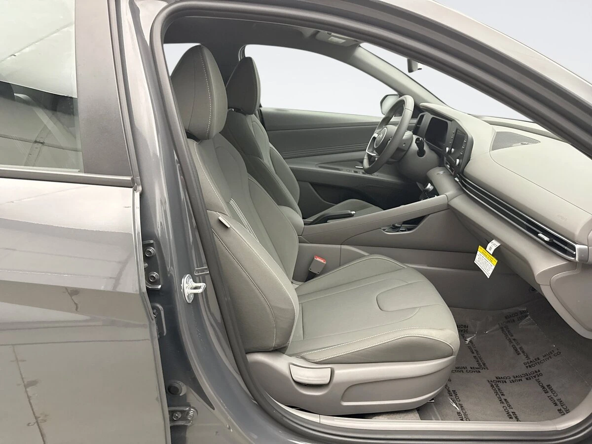 2025 Hyundai Elantra SEL - Photo 17