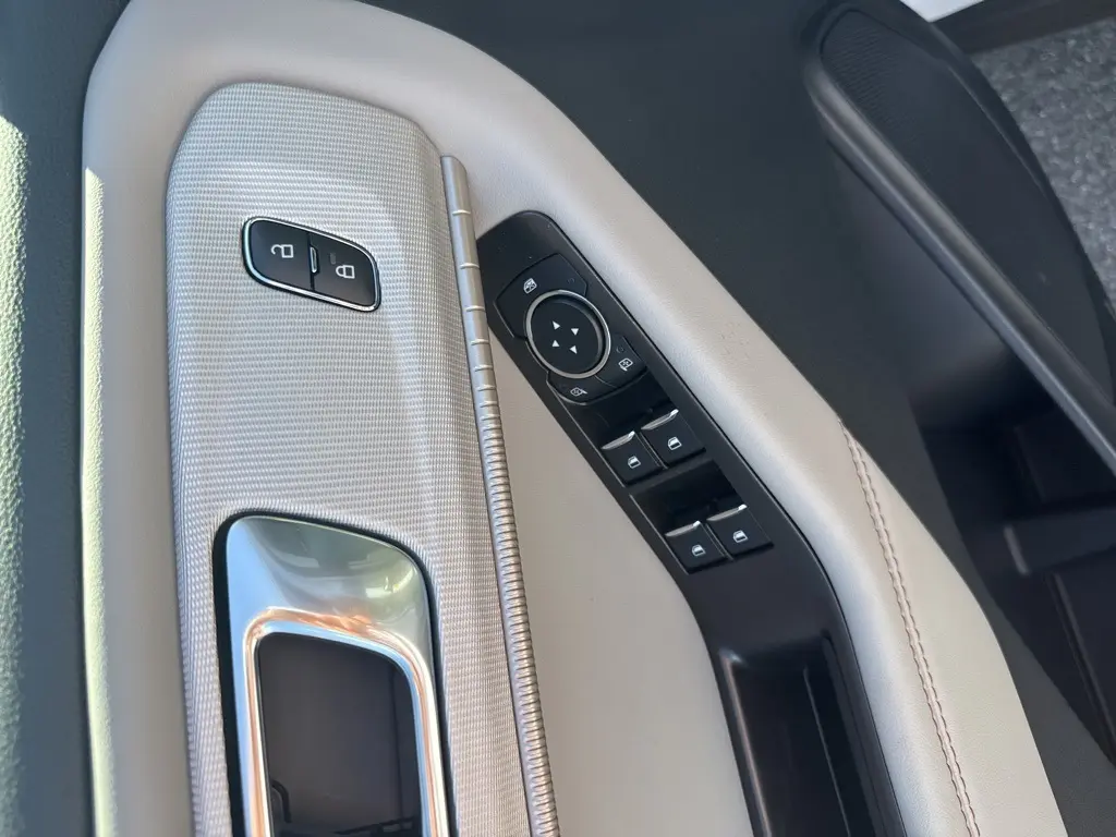 2025 Ford Explorer photo 11