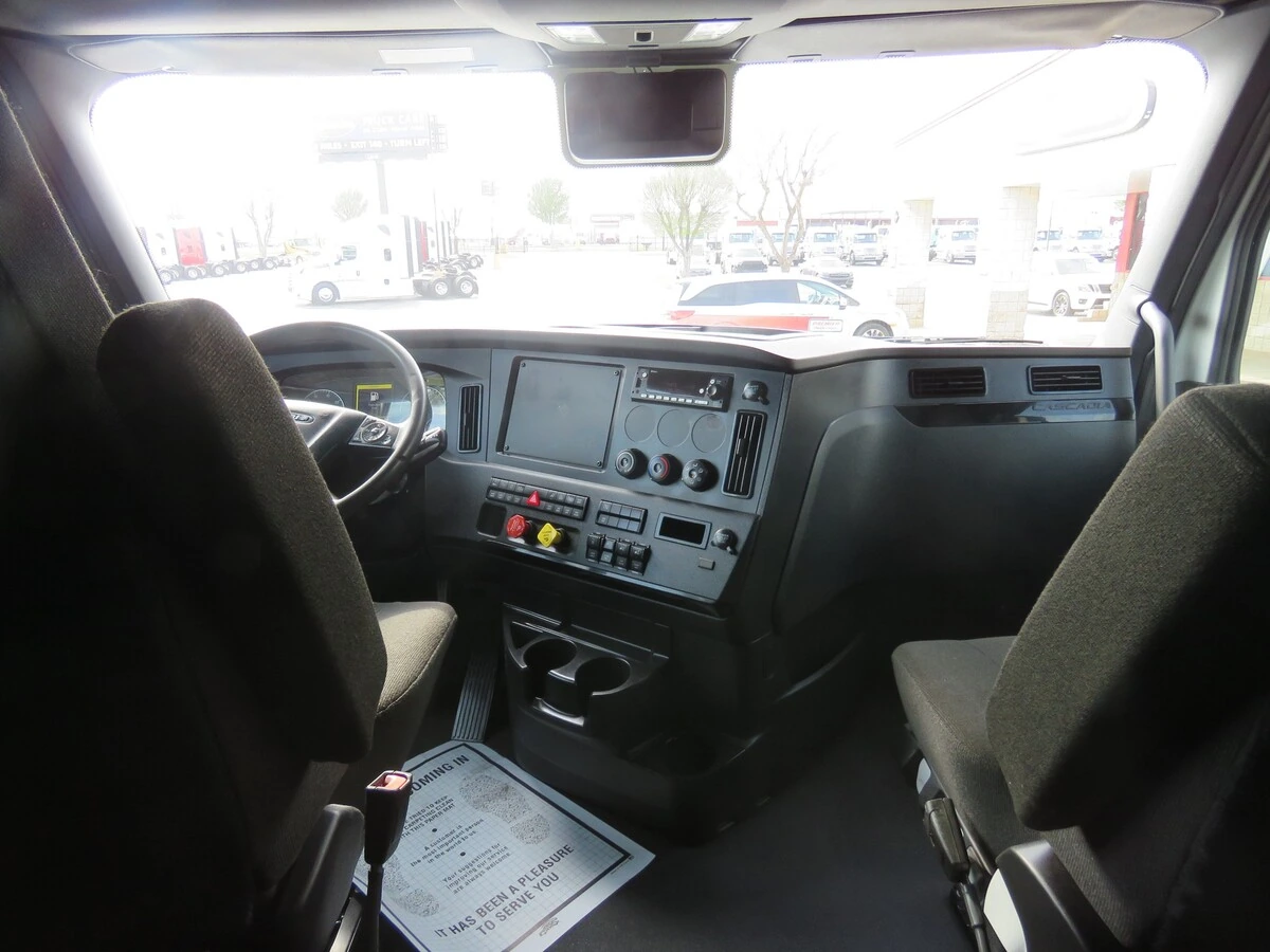 2023 Freightliner Cascadia - image 19