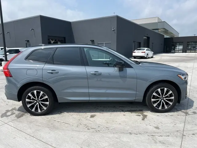2023 Volvo XC60 B5 Plus photo 4