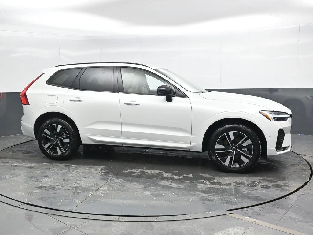 2026 Volvo - image 3
