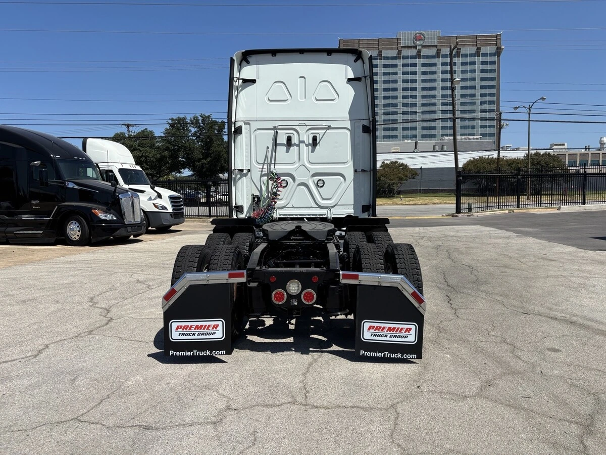 2023 Freightliner Cascadia — photo 5