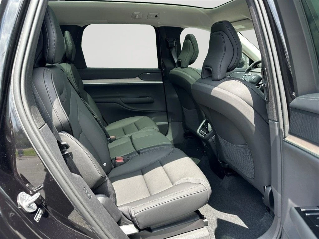 2025 Volvo - image 12