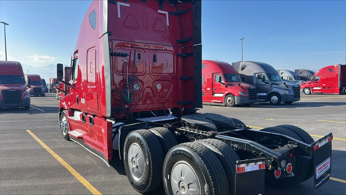 2022 Freightliner Cascadia - image 3