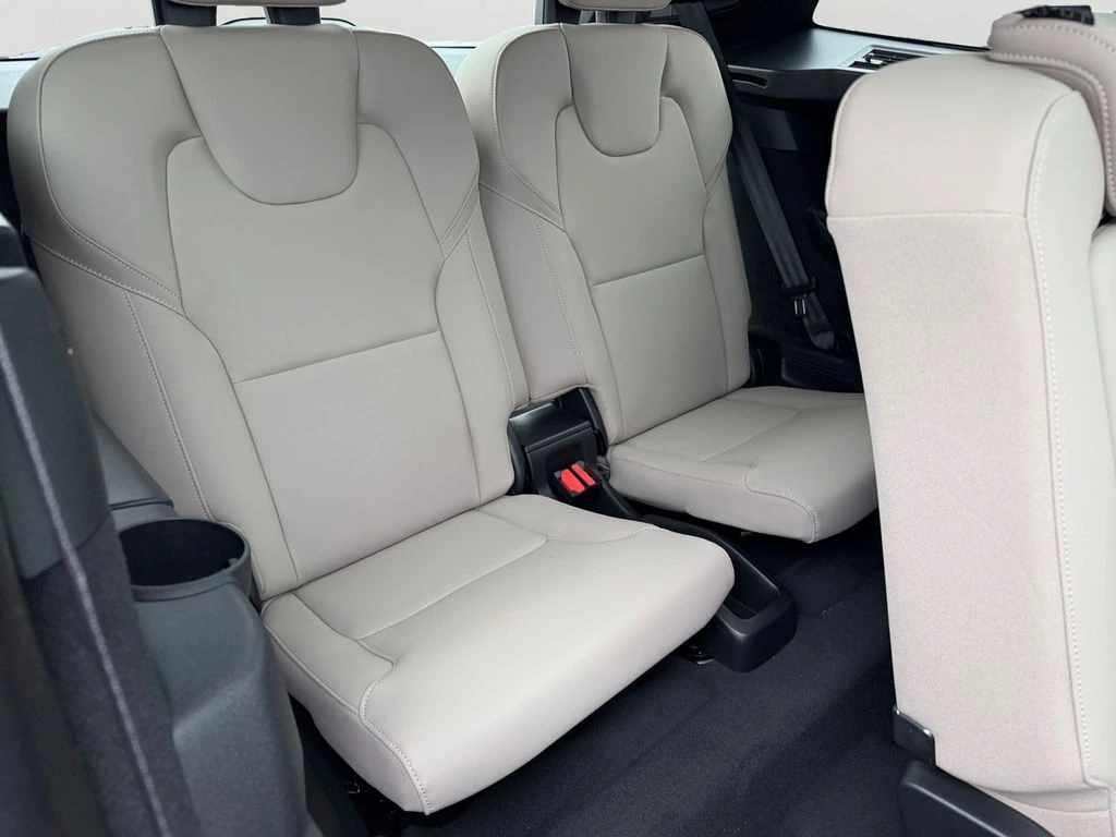 2026 Volvo - image 8