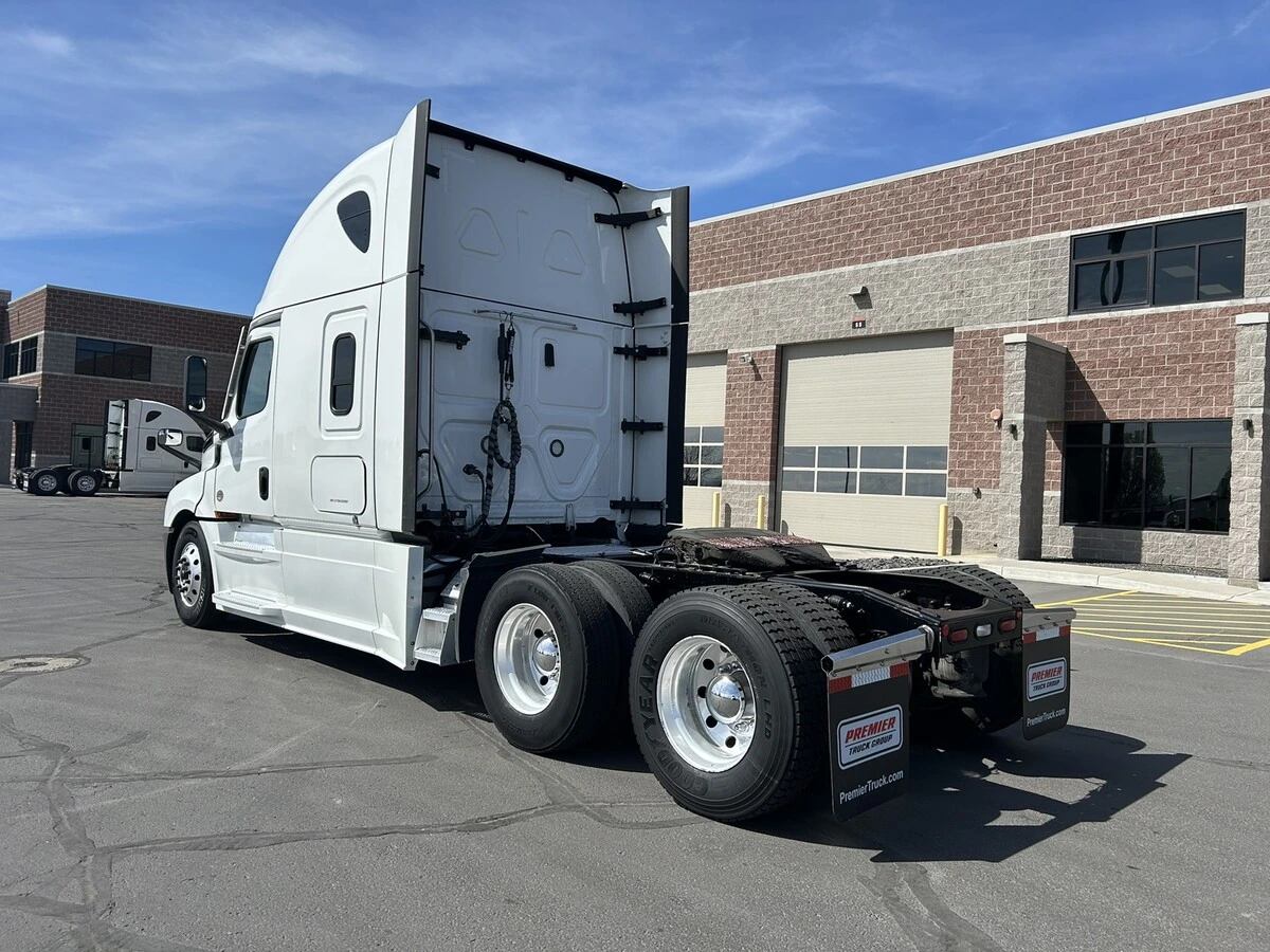 2022 Freightliner Cascadia - image 8