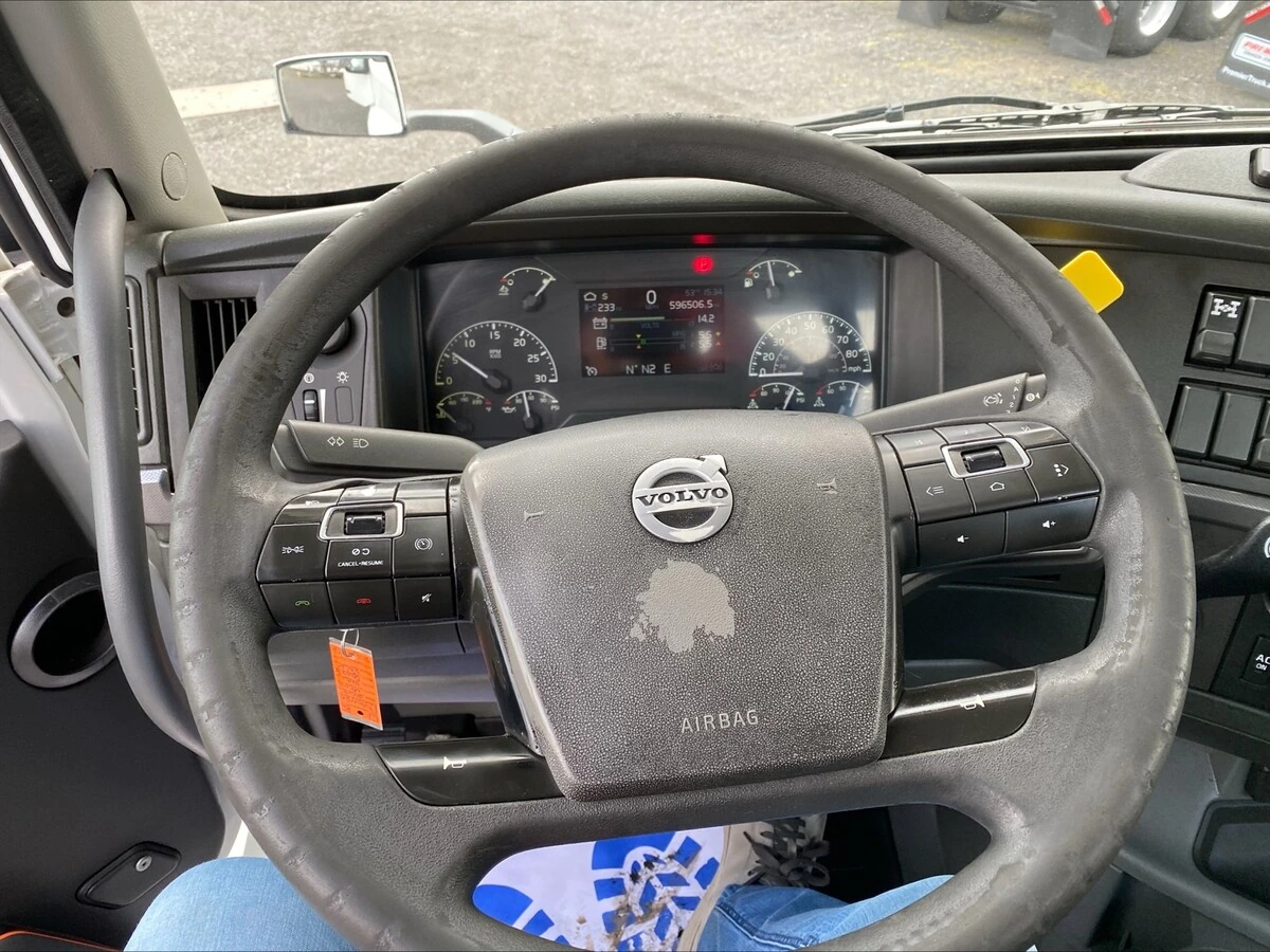 2018 Volvo VNL 860 - image 13