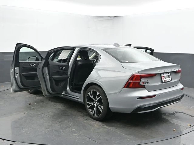 2025 Volvo - image 53