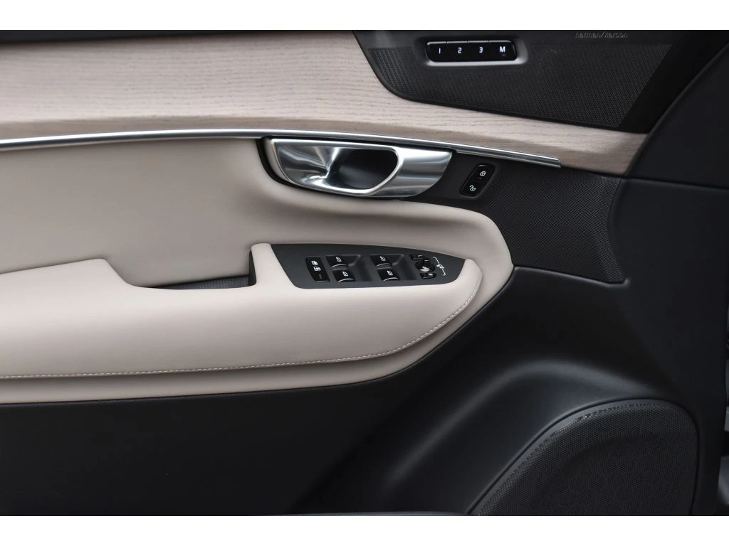 2026 Volvo - image 27