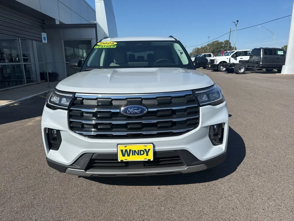 2025 Ford Explorer photo 2