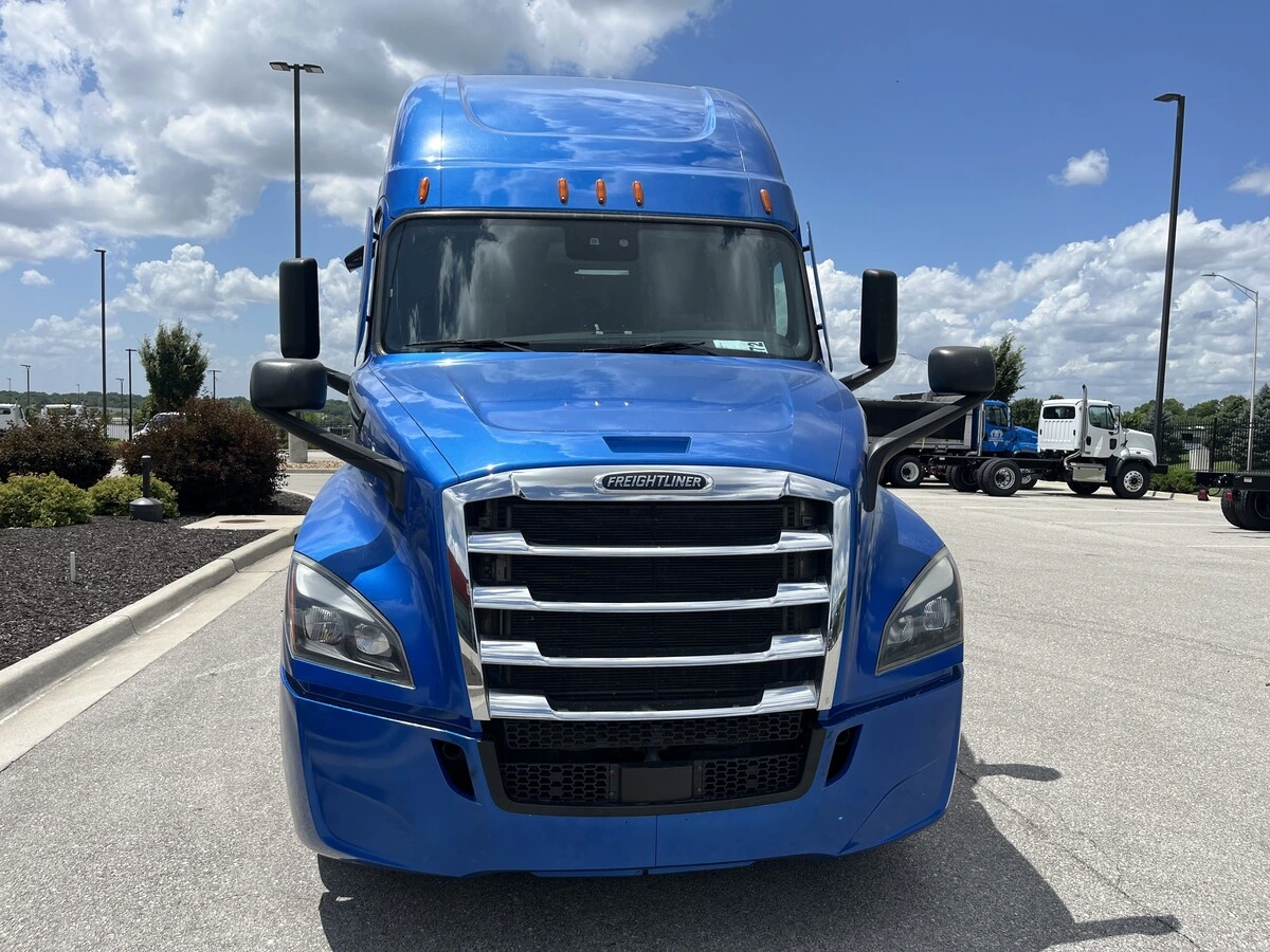 2022 Freightliner Cascadia — photo 2