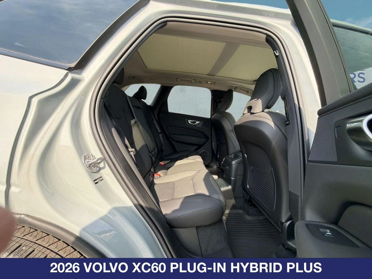 2026 Volvo - image 27