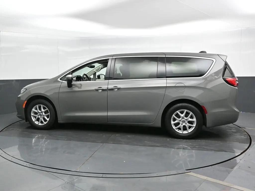 Used 2023 Chrysler Pacifica Touring L with VIN 2C4RC1BG8PR552795 for sale in Sycamore, IL