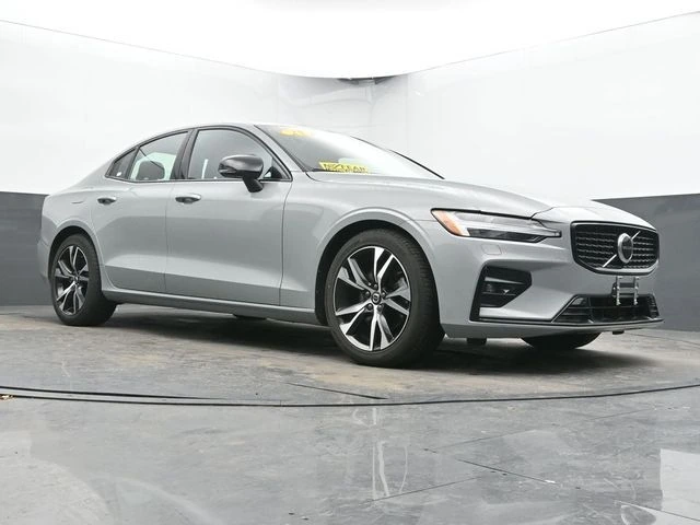 2025 Volvo - image 40