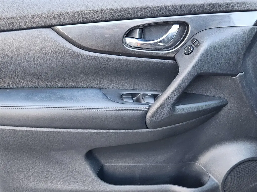 2019 Nissan Rogue SV photo 14