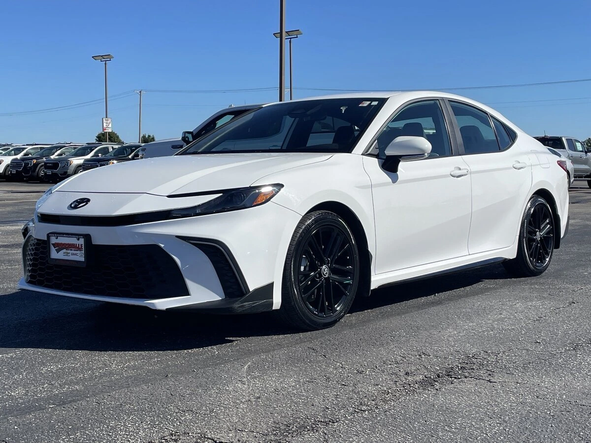 2025 Toyota Camry SE - Photo 8