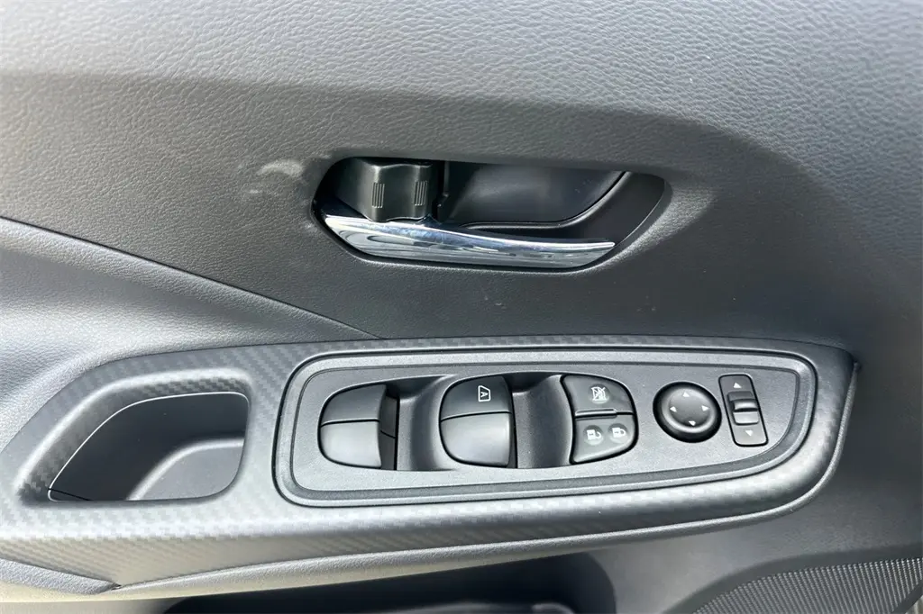 2025 Nissan Versa 1.6 SV photo 9