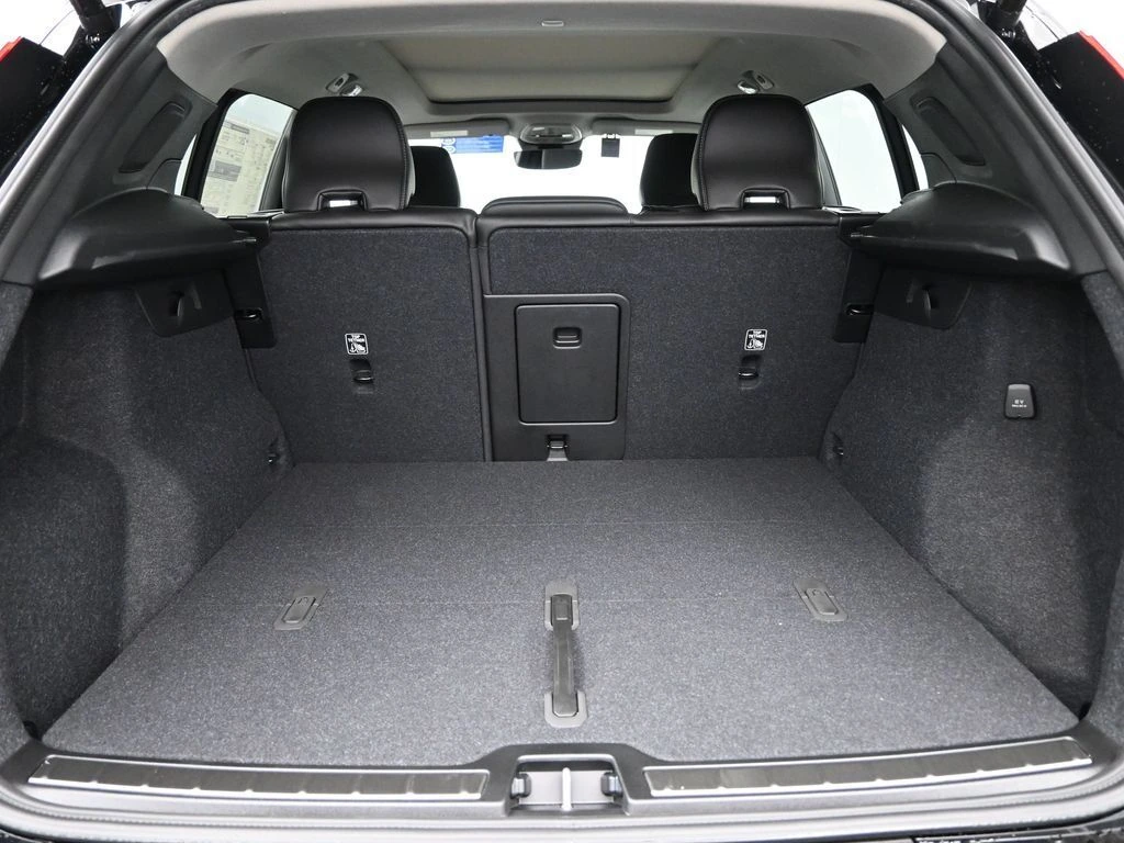 2025 Volvo - image 25