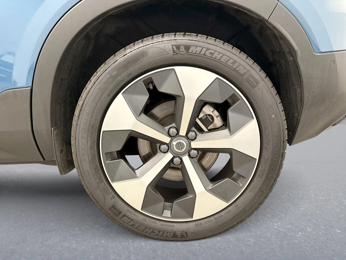 2025 Volvo - image 13