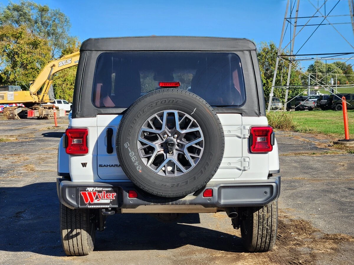 2025 Jeep Wrangler 4-Door Sahara - Photo 19
