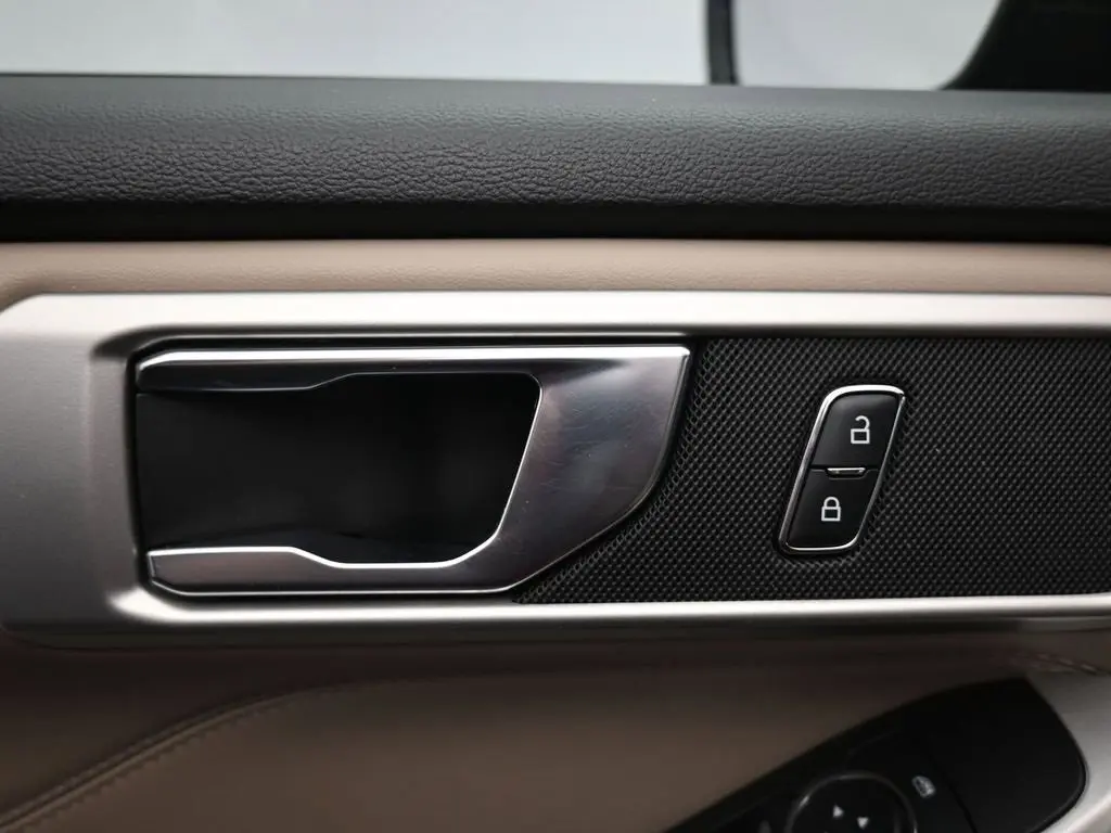 2020 Ford Explorer XLT photo 25