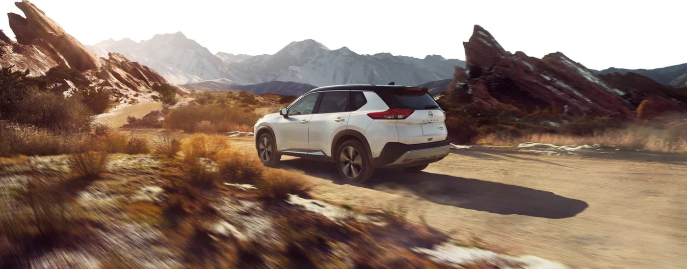 Nissan Rogue 2023 color blanco conduciendo fuera de carretera