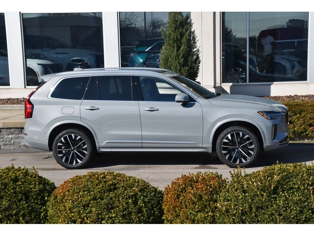 2026 Volvo - image 3