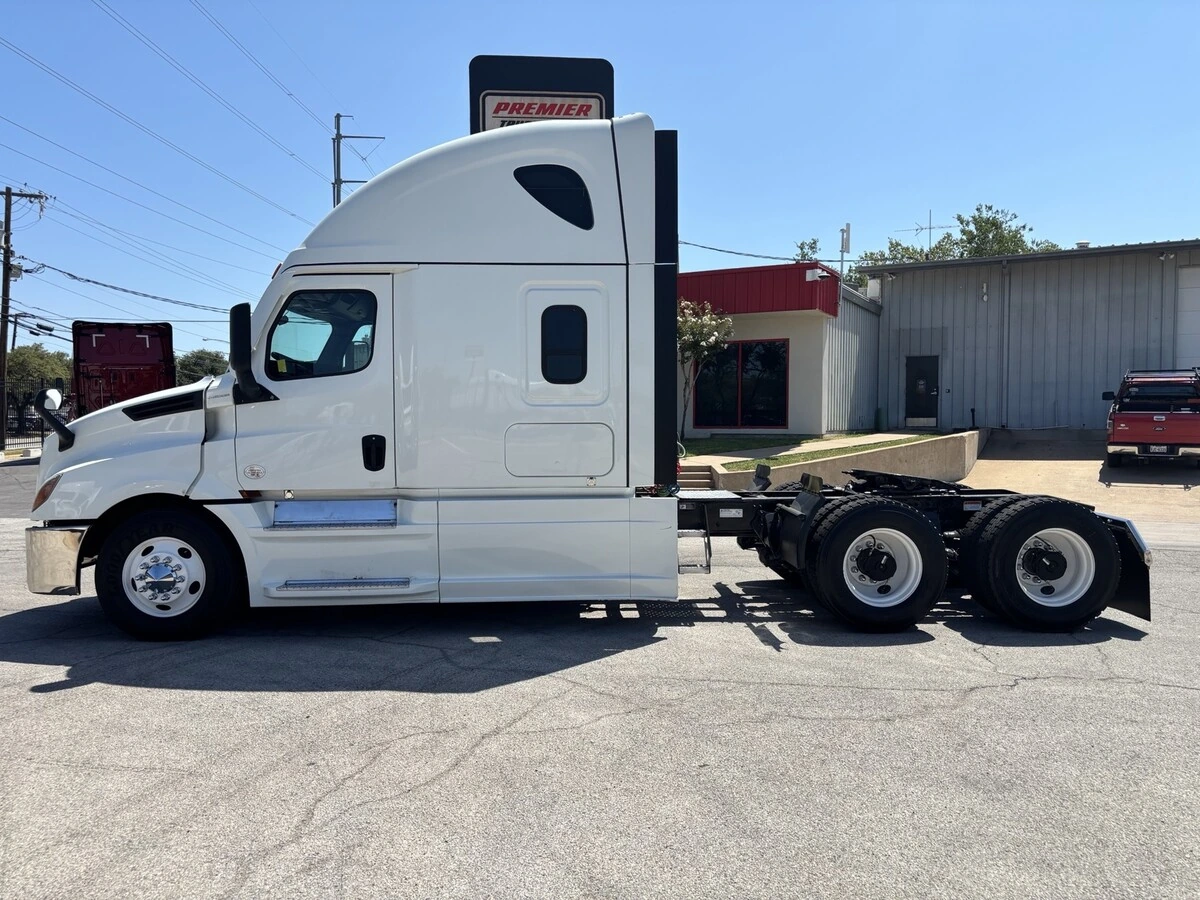 2023 Freightliner Cascadia — photo 7