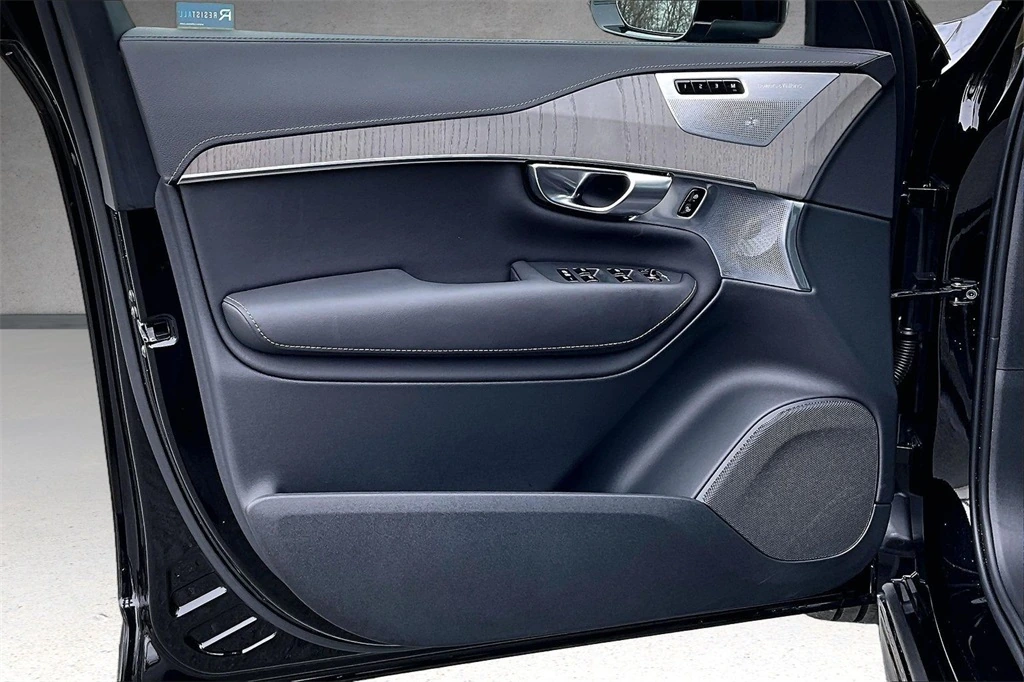 2025 Volvo - image 20