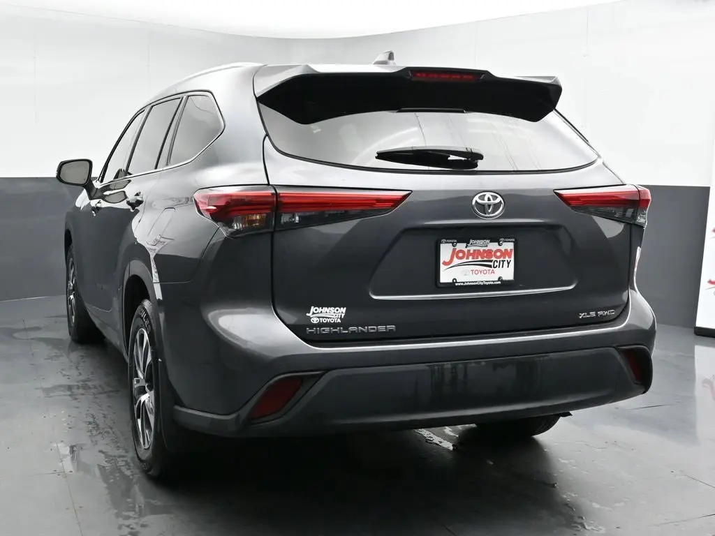 2022 Toyota Highlander XLE photo 3