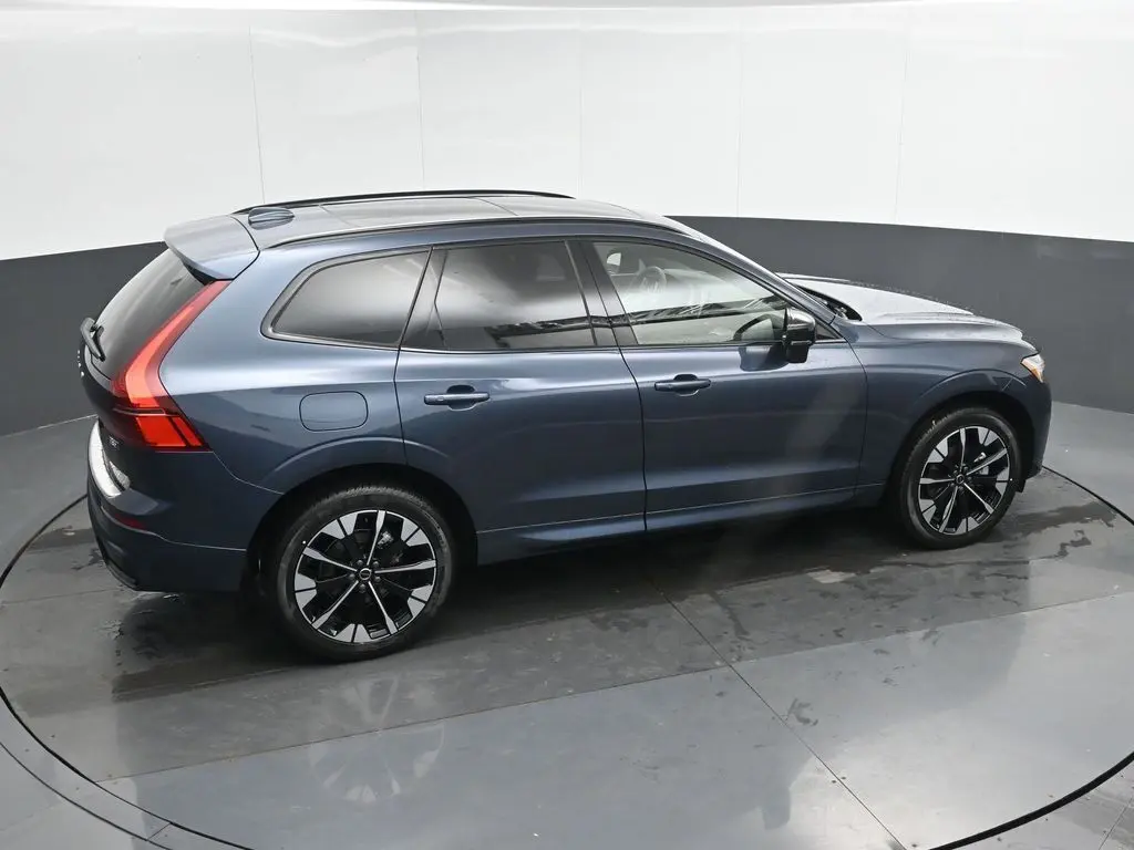 2026 Volvo - image 31