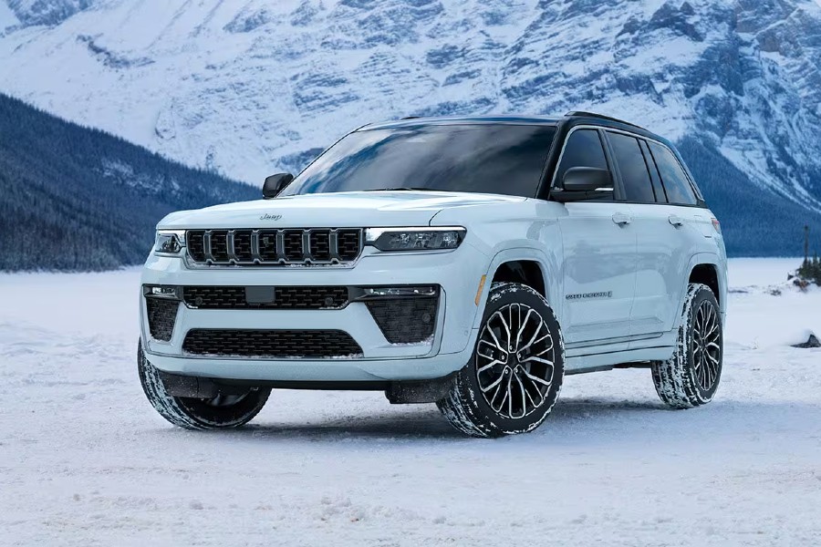 2026 Jeep Grand Cherokee Exterior Driver Side Front Angle in Winter