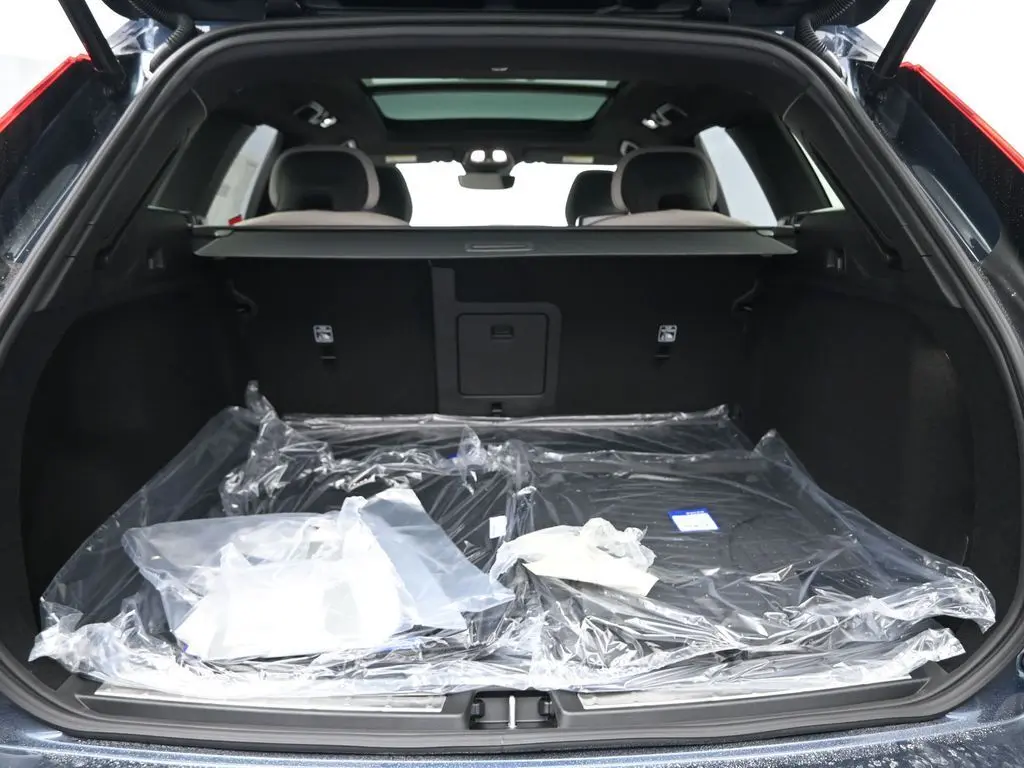 2026 Volvo - image 25