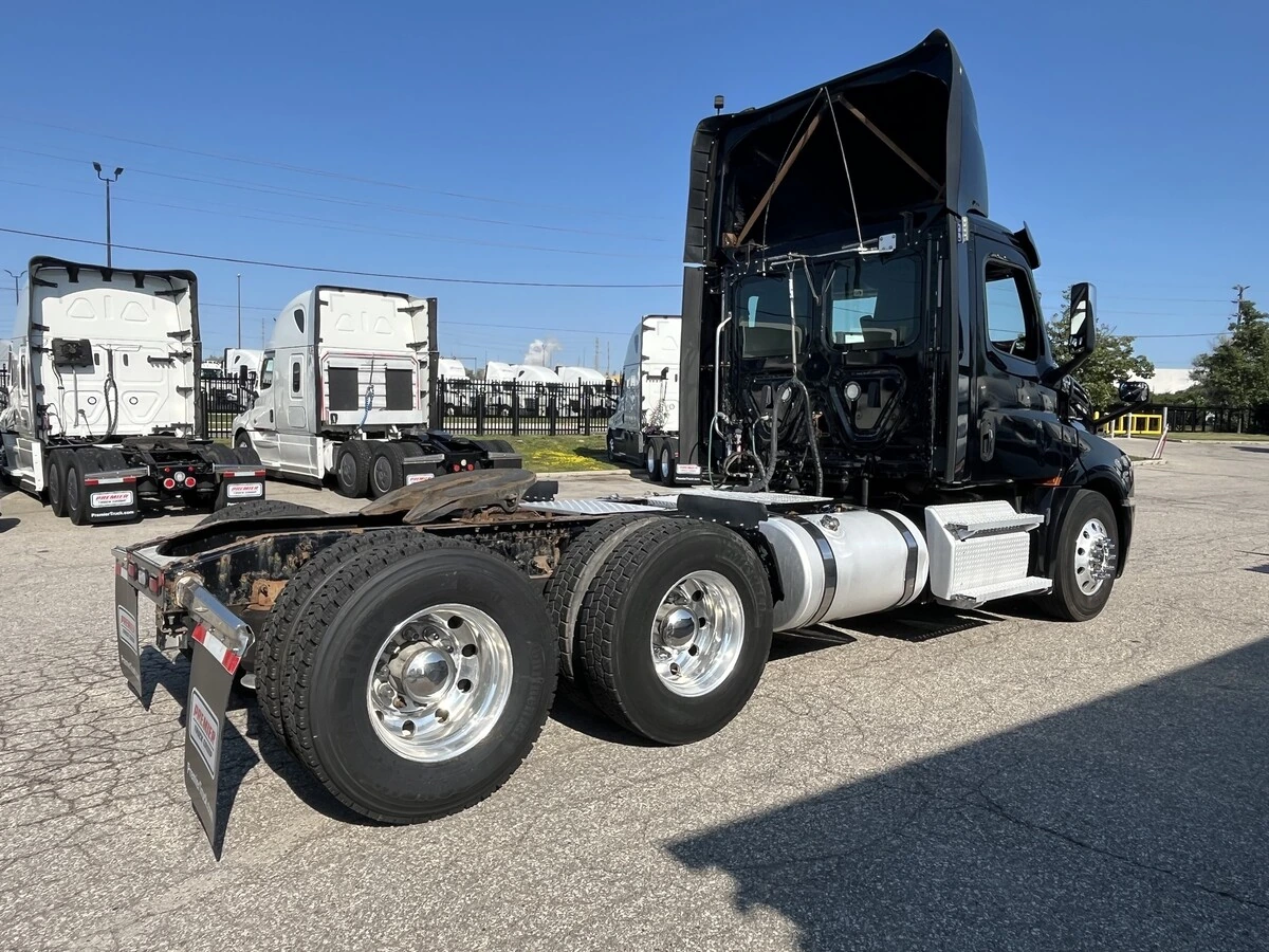 2020 Freightliner Cascadia — photo 8