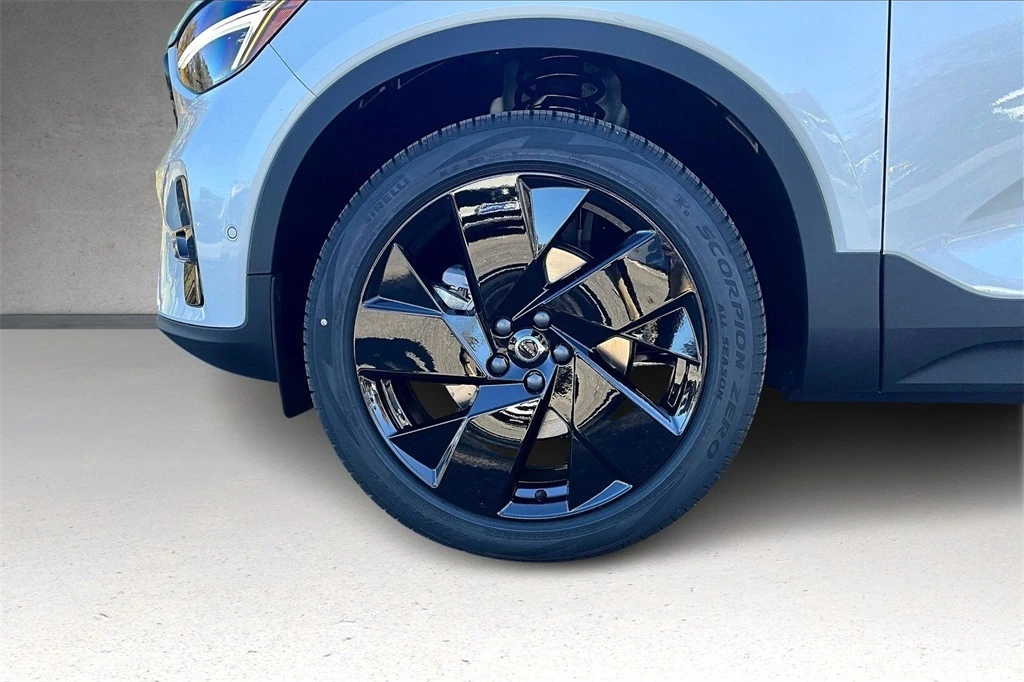 2026 Volvo - image 13