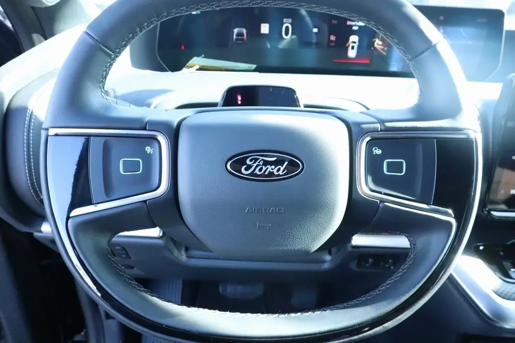 2025 Ford Expedition MAX Platinum photo 3