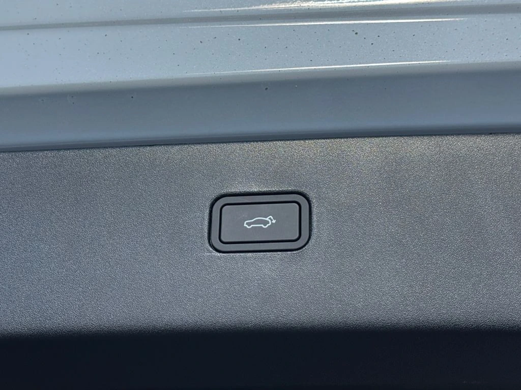 2025 Volvo - image 8