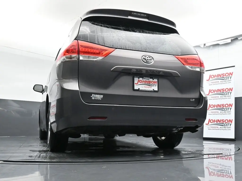 2014 Toyota Sienna LE photo 43