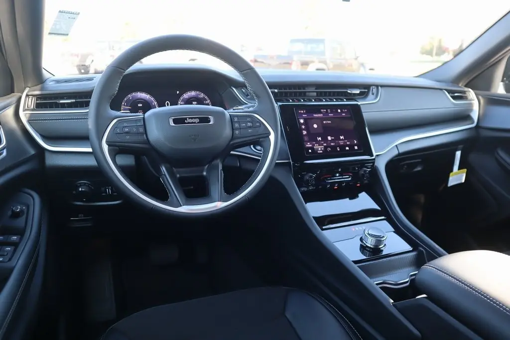 2025 Jeep Grand Cherokee Altitude X photo 2