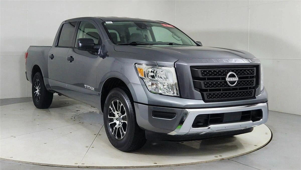 2024 Nissan Titan SV's photo