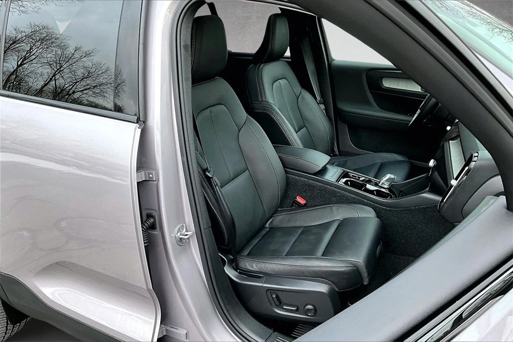 2026 Volvo - image 28